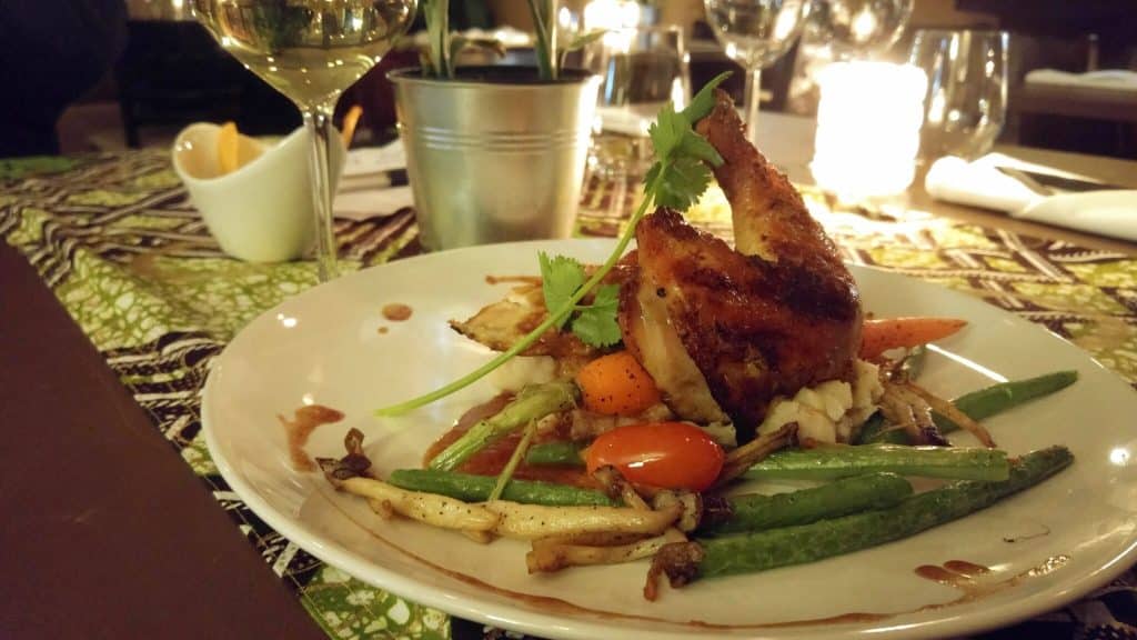 Demi-poulet-Cotonou-grille-au-charbon-avec-Igname-pile-scaled