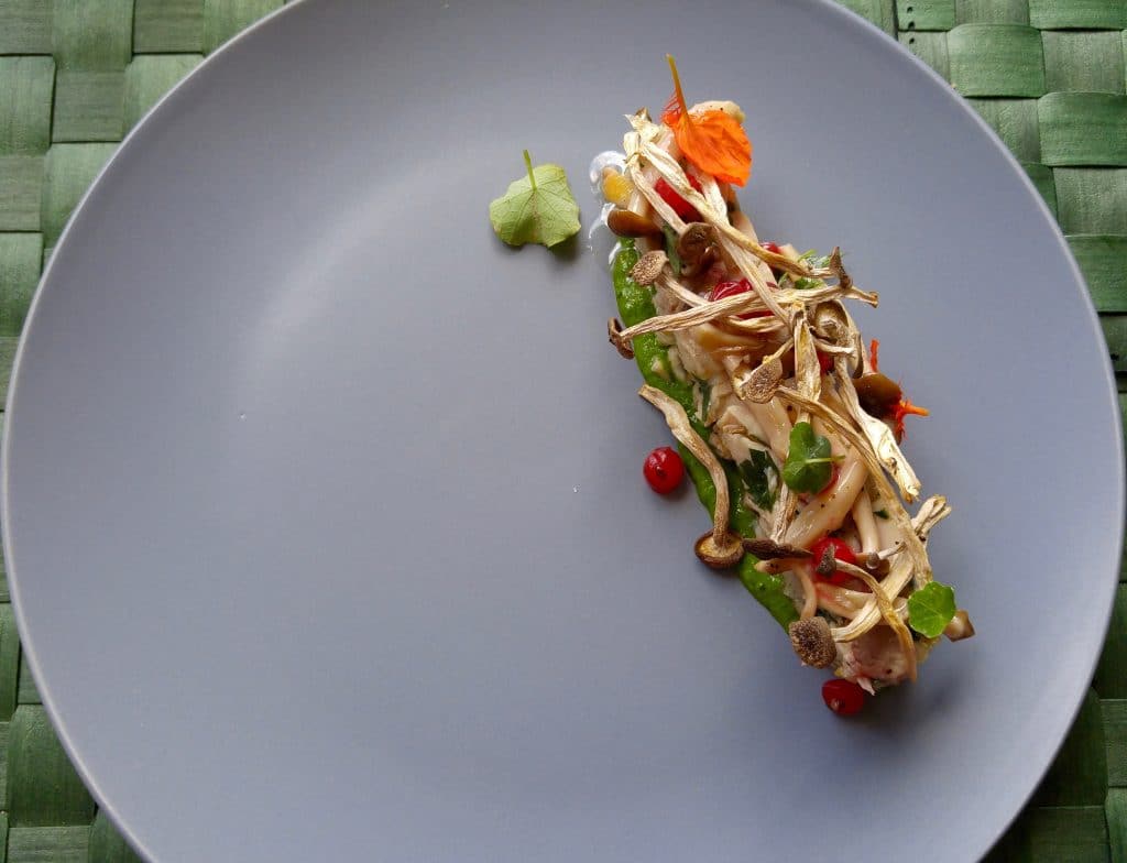Terrine-de-volaille-champignons-shimeji-marines-et-deshydrates-pesto-de-capucine-Les-Fougeres